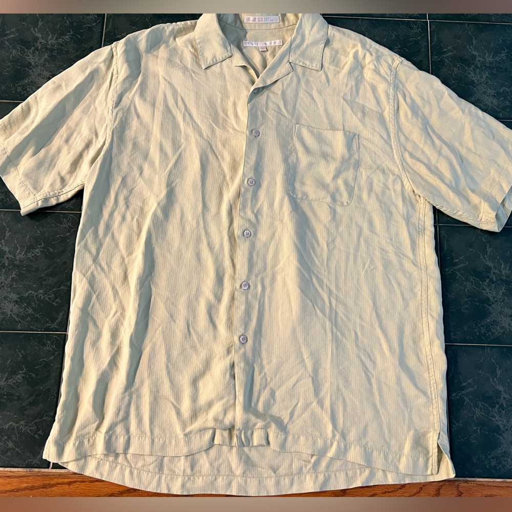 Perry Ellis Men’s Short Sleeve Button Shirt. Men’s L